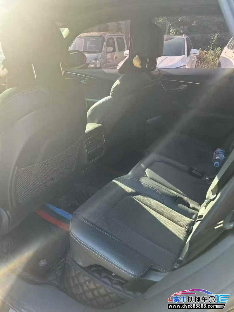 19年奥迪Q8轿车抵押车出售