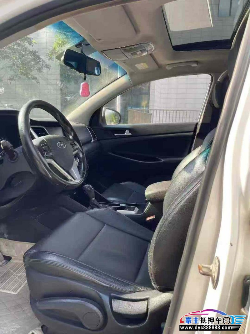 17年现代途胜轿车抵押车出售