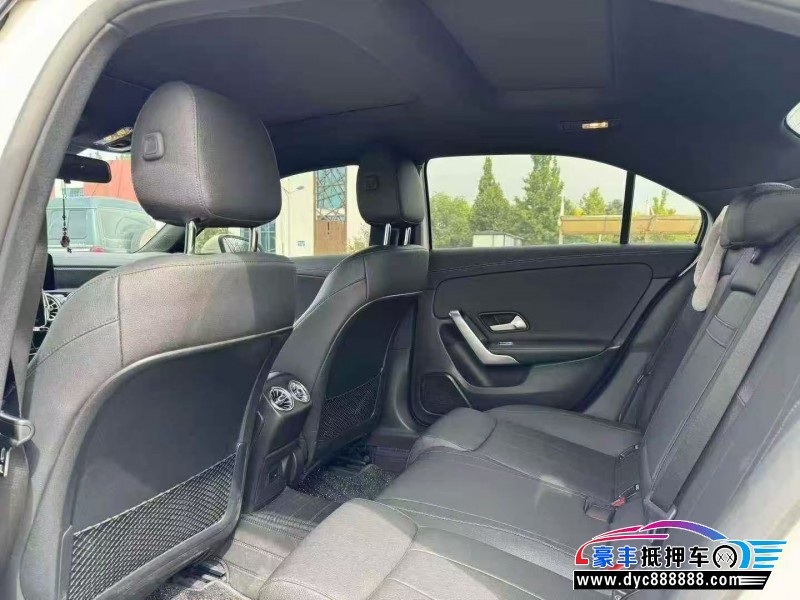 22年奔驰A轿车抵押车出售