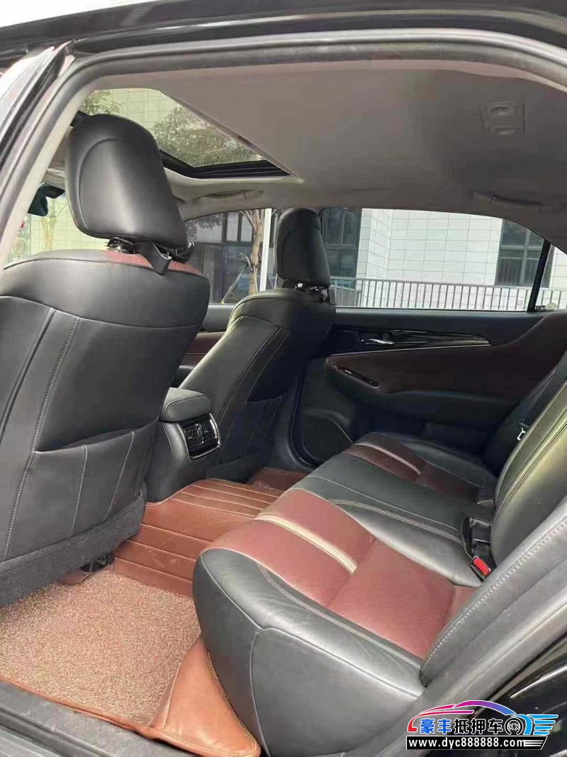 18年丰田皇冠轿车抵押车出售