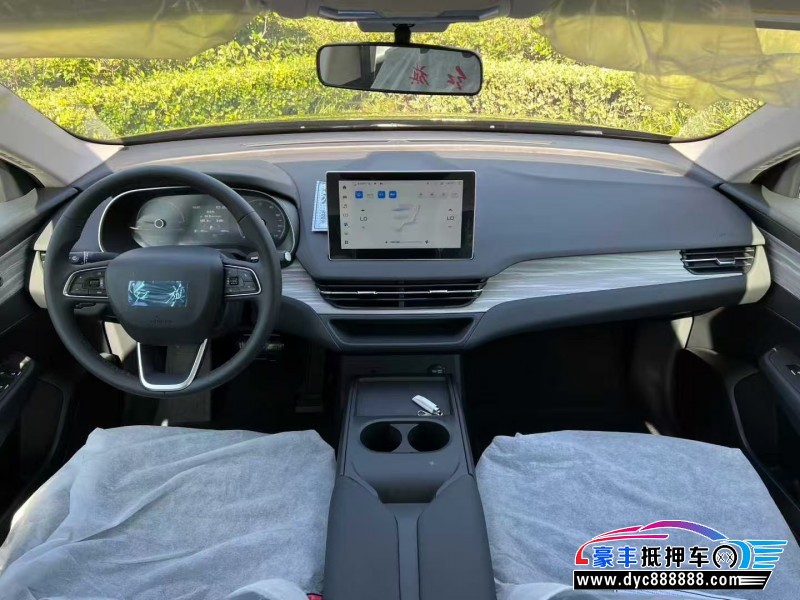 25年红旗EQM5轿车抵押车出售