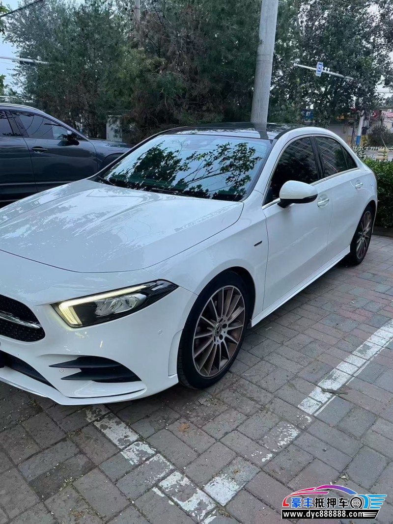 19年奔驰A轿车抵押车出售