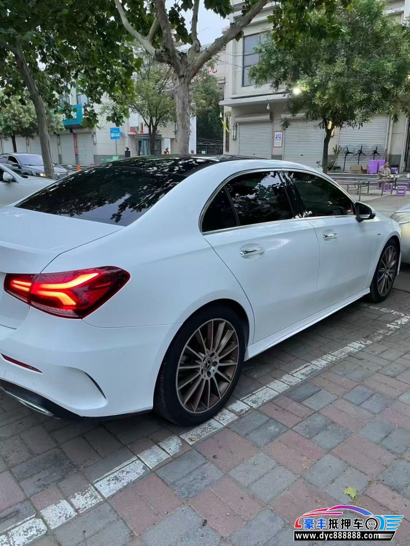 19年奔驰A轿车抵押车出售