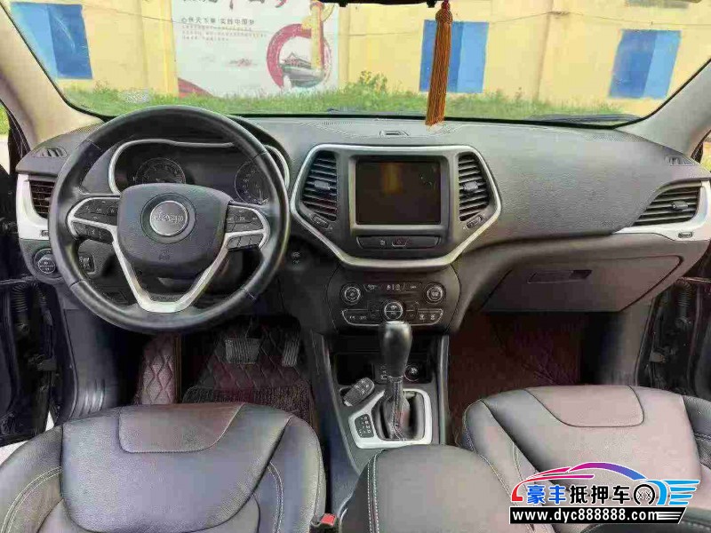 17年Jeep自由光轿车抵押车出售