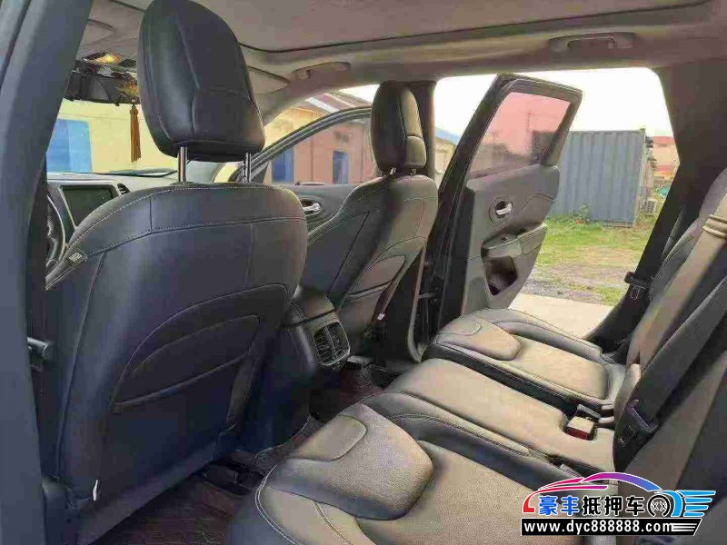 17年Jeep自由光轿车抵押车出售