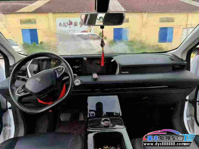 23年哪吒U轿车抵押车出售