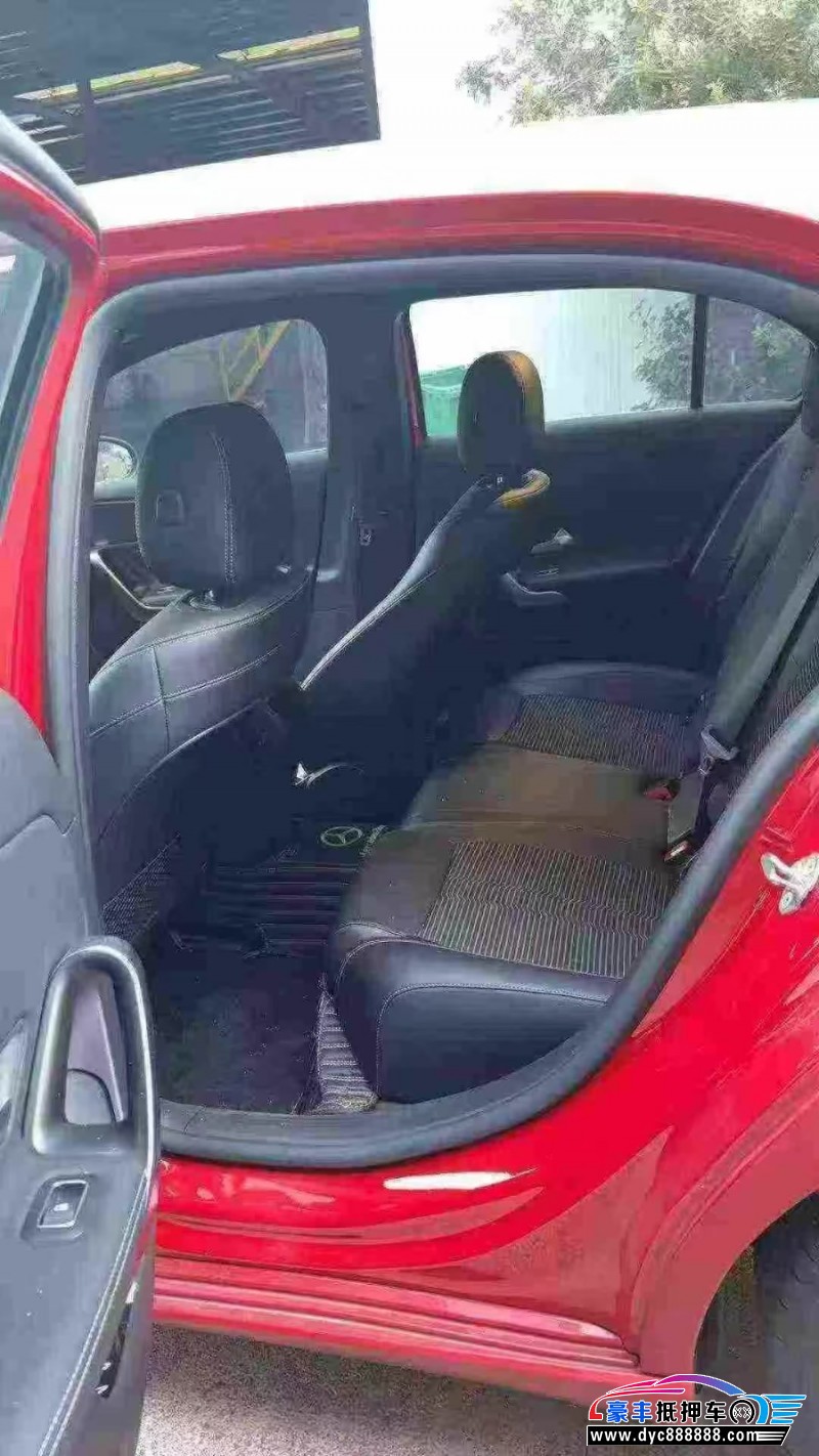 19年奔驰A轿车抵押车出售