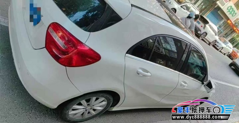 13年奔驰A轿车抵押车出售