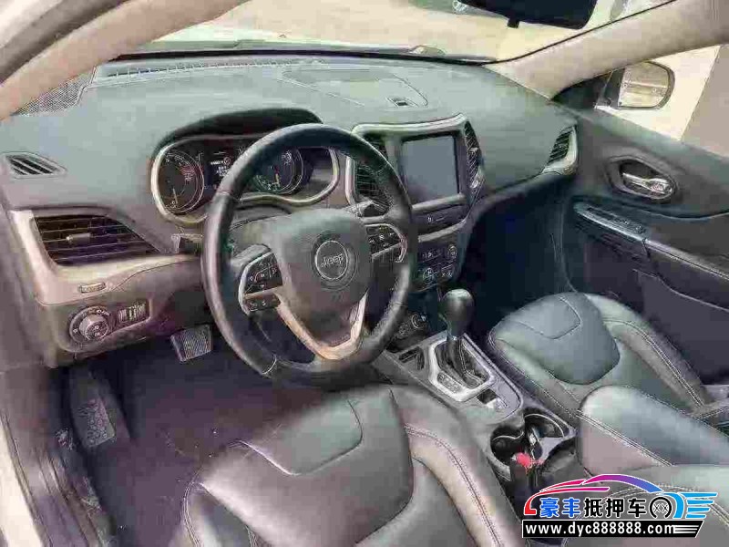 18年Jeep自由光轿车抵押车出售