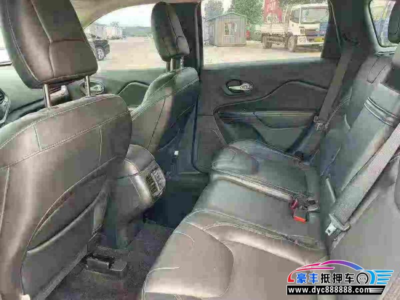 18年Jeep自由光轿车抵押车出售