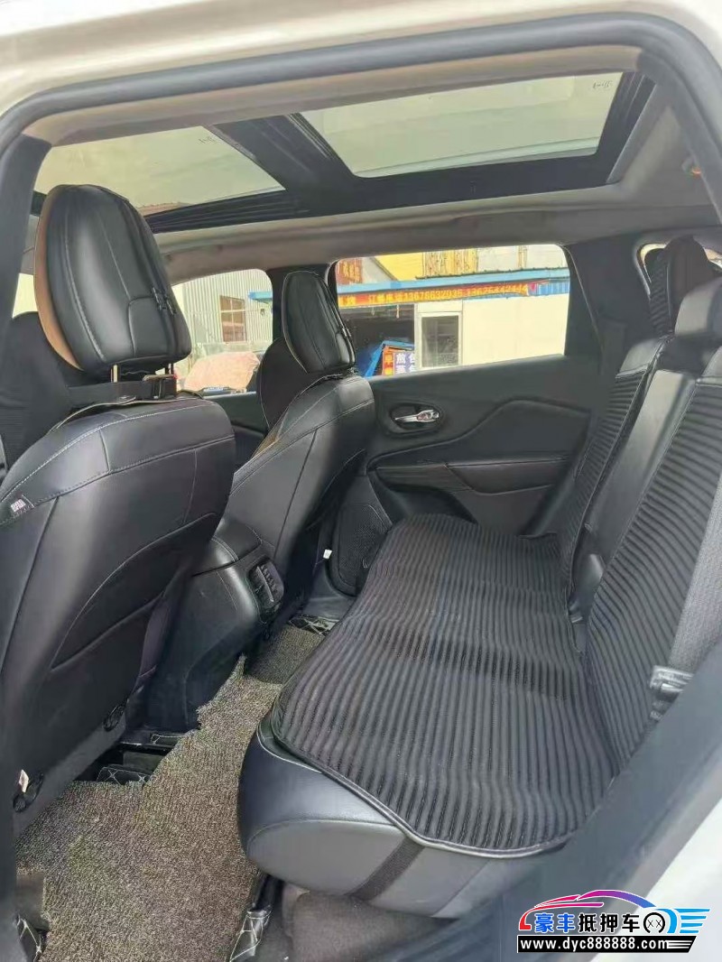 20年Jeep自由光轿车抵押车出售