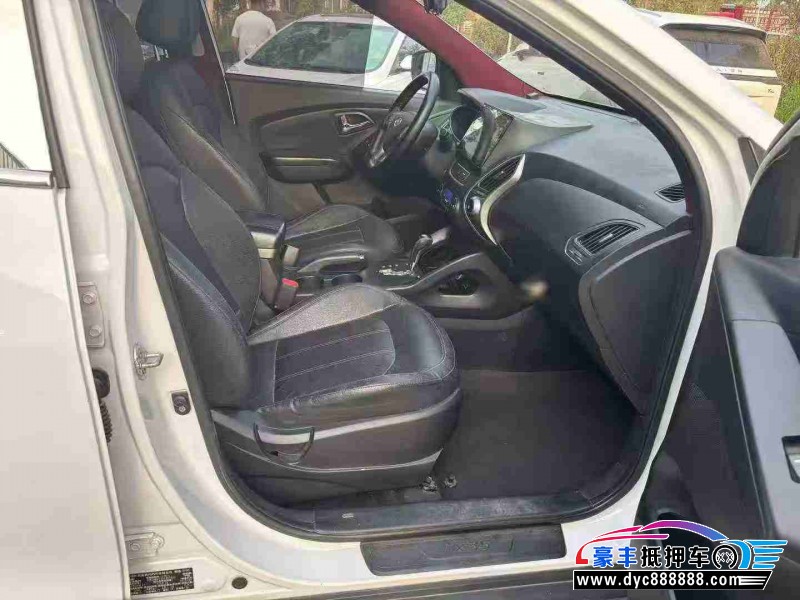 13年现代ix35轿车抵押车出售