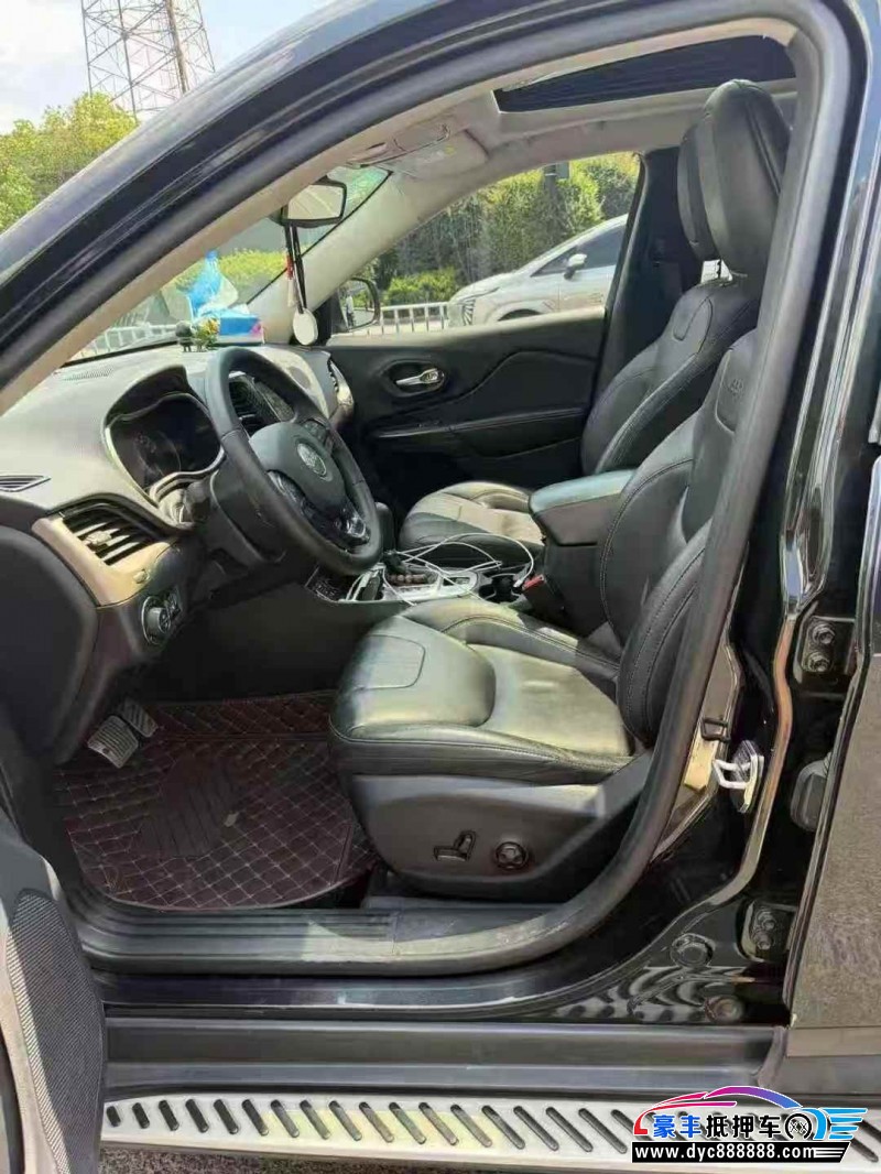 17年Jeep自由光轿车抵押车出售