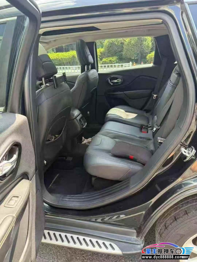 17年Jeep自由光轿车抵押车出售