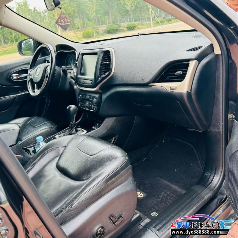 17年Jeep自由光轿车抵押车出售