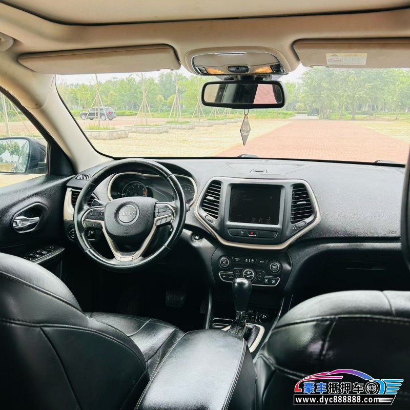 17年Jeep自由光轿车抵押车出售