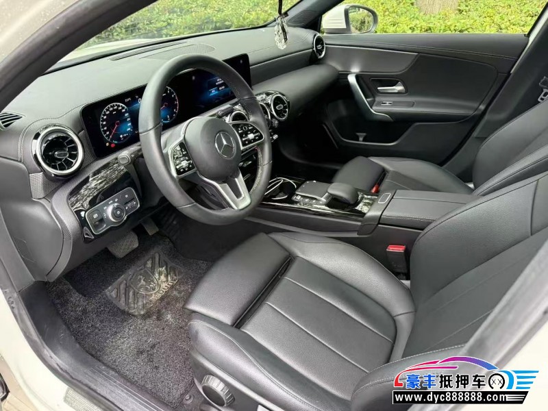 21年奔驰A轿车抵押车出售