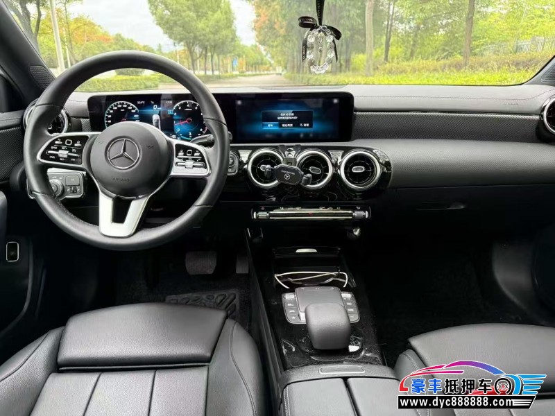 21年奔驰A轿车抵押车出售