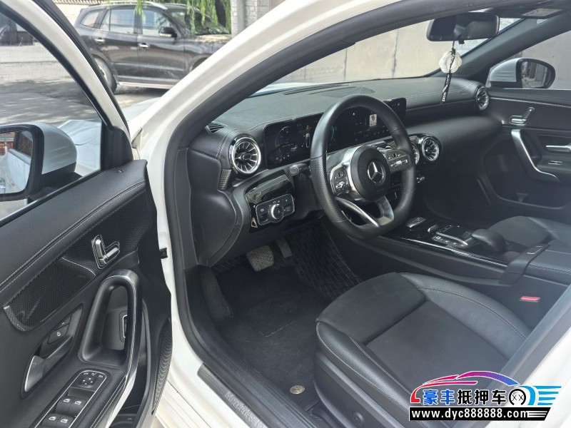 21年奔驰A轿车抵押车出售