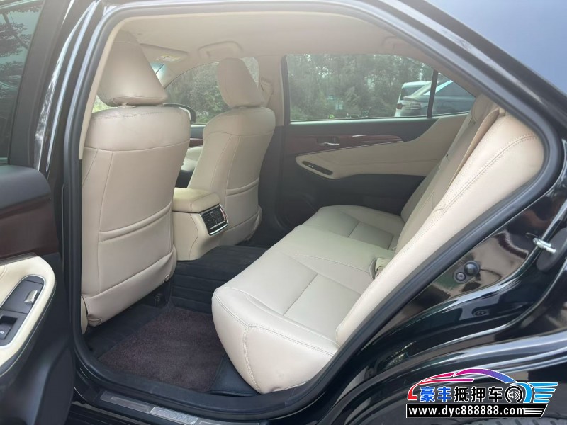 15年丰田皇冠轿车抵押车出售