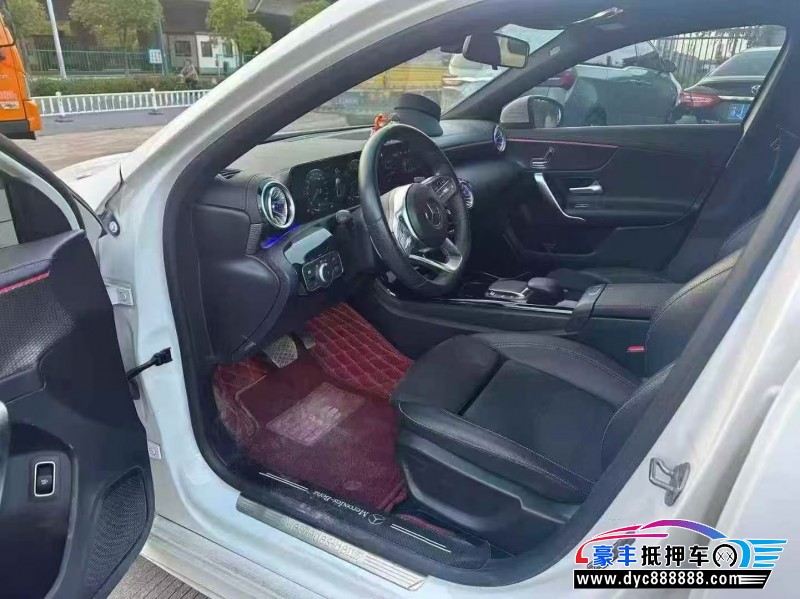 22年奔驰A轿车抵押车出售