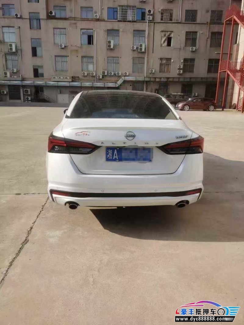 25年日产天籁轿车抵押车出售