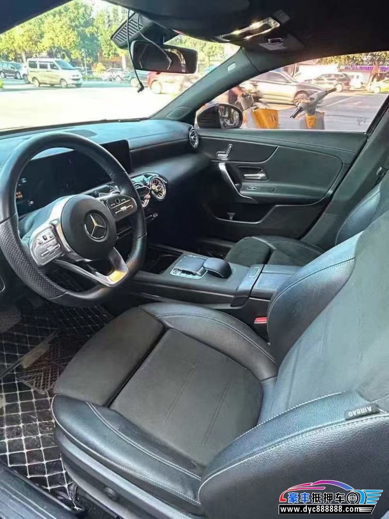 19年奔驰A轿车抵押车出售