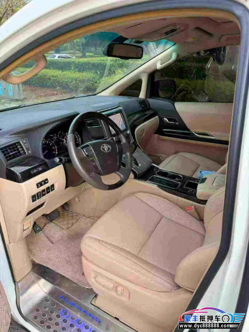 13年丰田埃尔法轿车抵押车出售