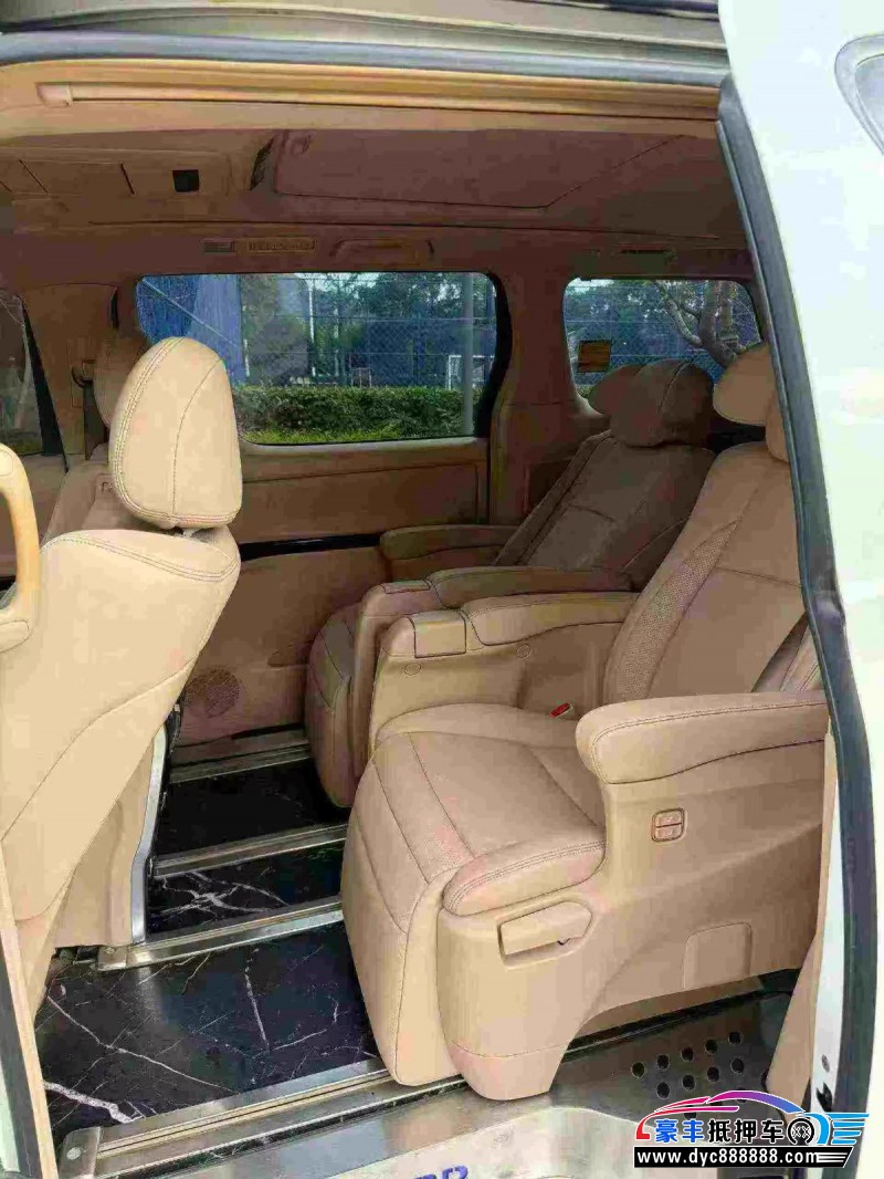 13年丰田埃尔法轿车抵押车出售