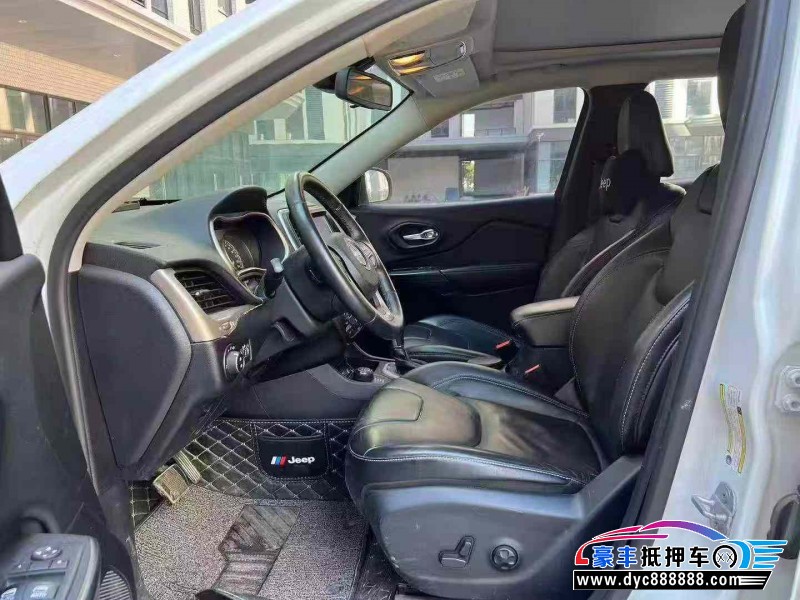 14年Jeep自由光轿车抵押车出售