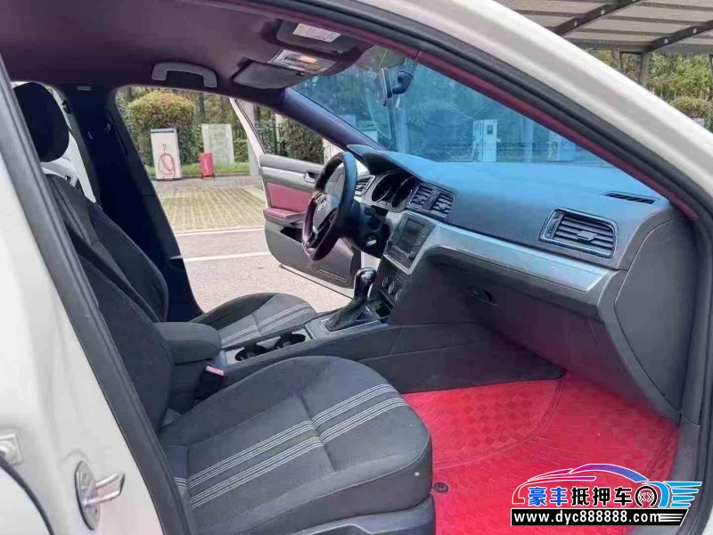 17年大众凌渡轿车抵押车出售