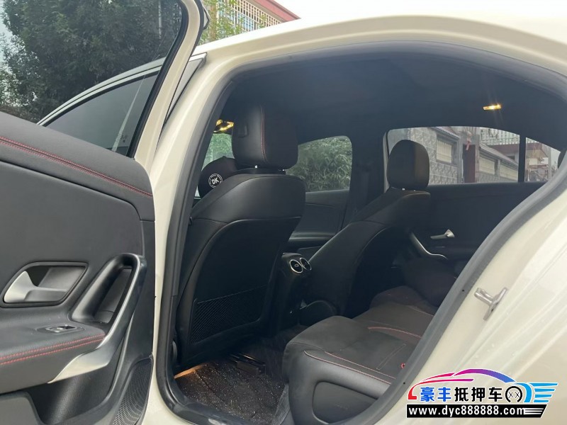 24年奔驰A轿车抵押车出售