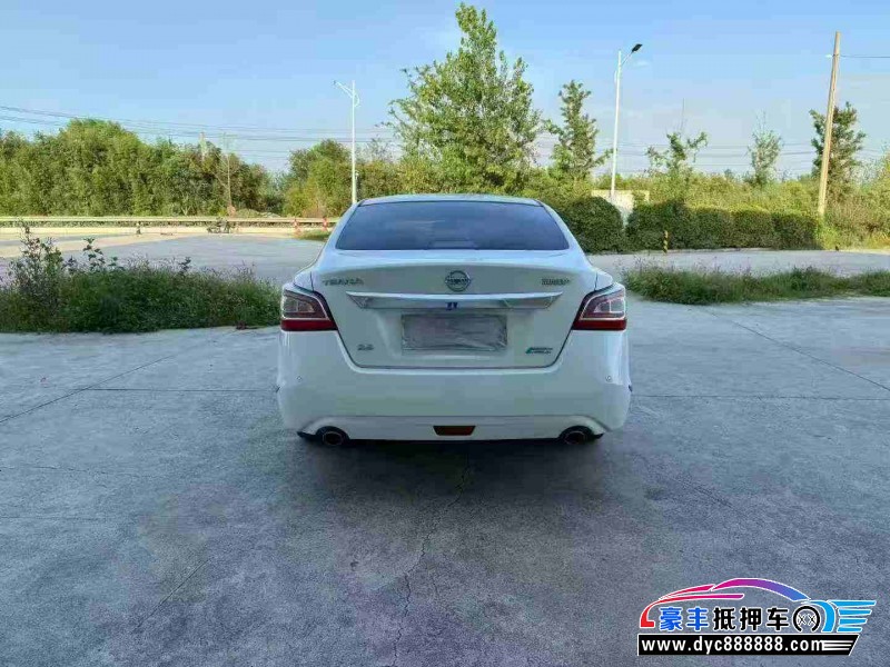 13年日产天籁轿车抵押车出售