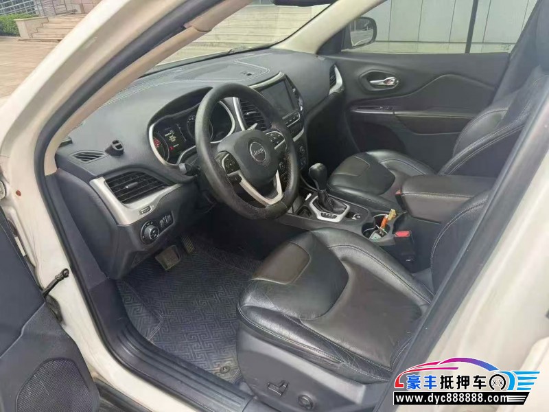 17年Jeep自由光轿车抵押车出售