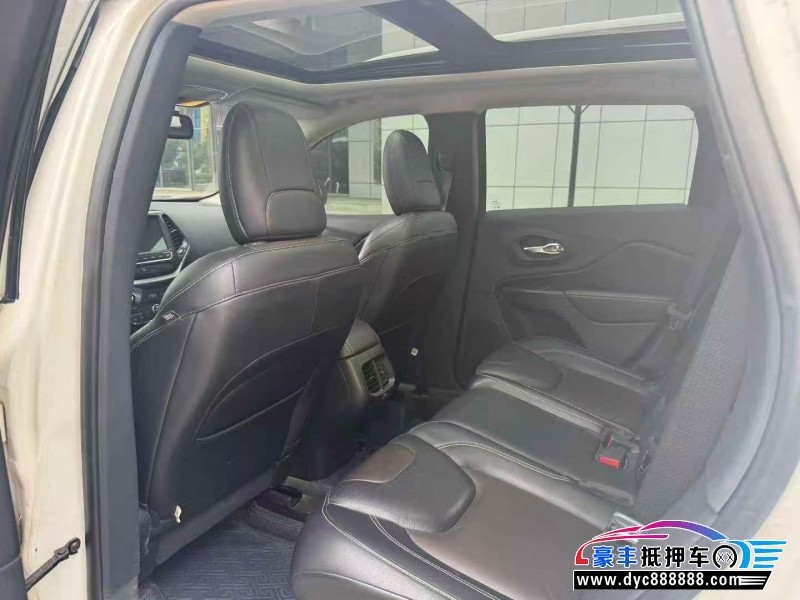 17年Jeep自由光轿车抵押车出售