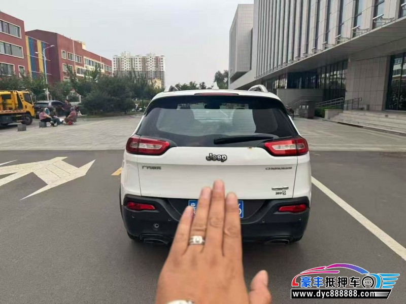 17年Jeep自由光轿车抵押车出售