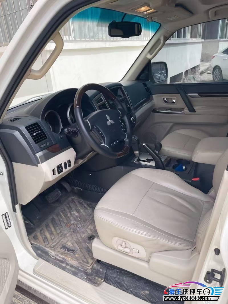 19年三菱帕杰罗轿车抵押车出售