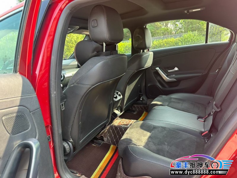 19年奔驰A轿车抵押车出售