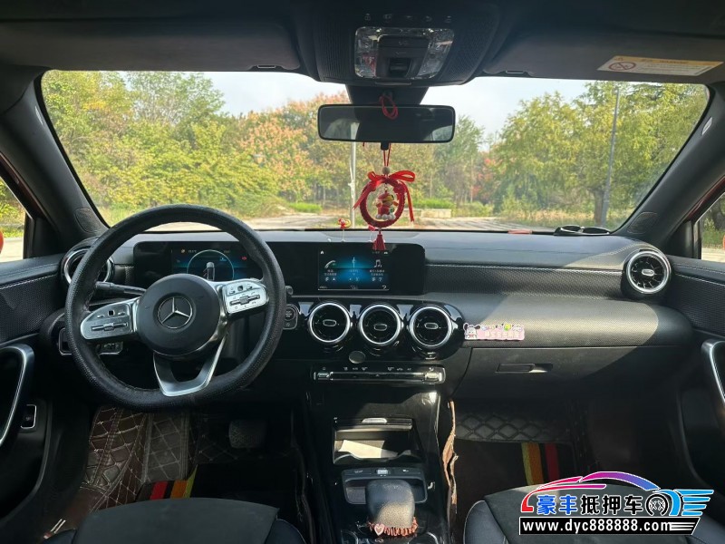 19年奔驰A轿车抵押车出售