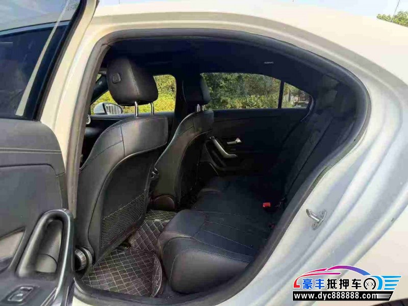 22年奔驰A轿车抵押车出售