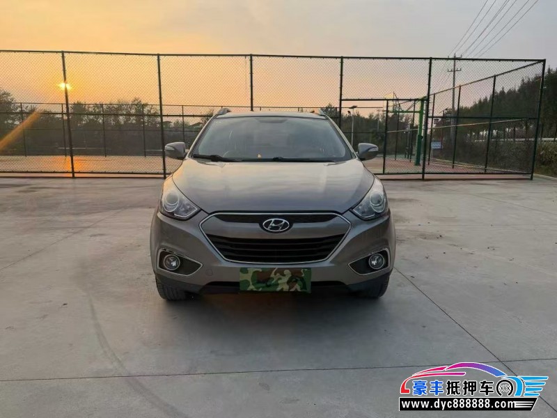 13年现代ix35轿车