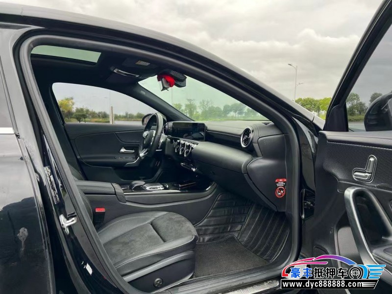 19年奔驰A轿车抵押车出售