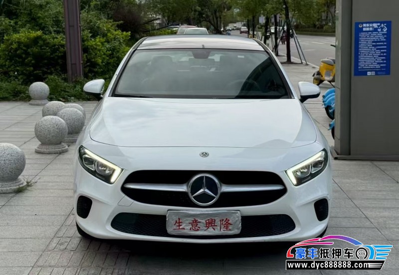 19年奔驰A轿车抵押车出售