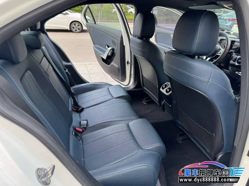 19年奔驰A轿车抵押车出售