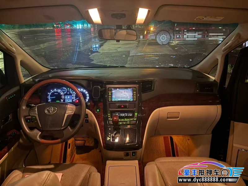 10年丰田埃尔法轿车抵押车出售