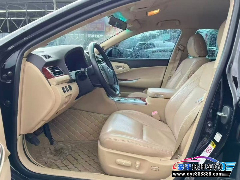 14年丰田皇冠轿车抵押车出售