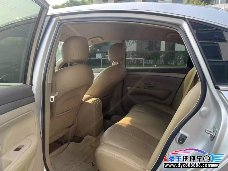 16年日产轩逸轿车抵押车出售