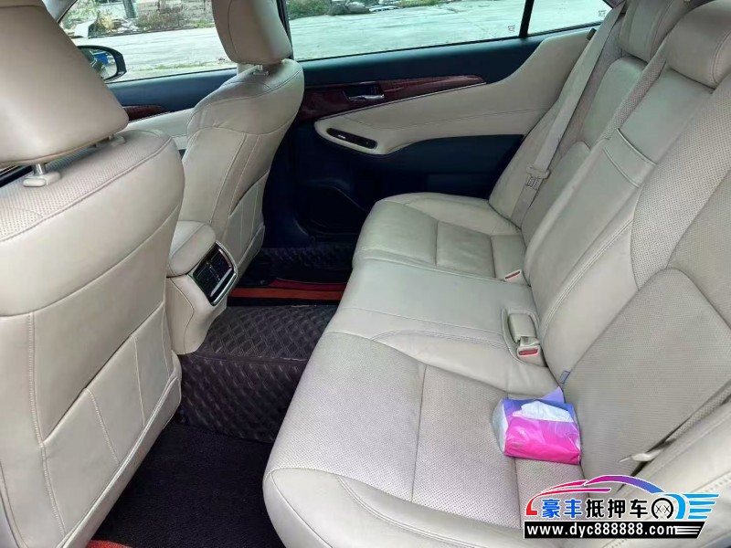 15年丰田皇冠轿车抵押车出售