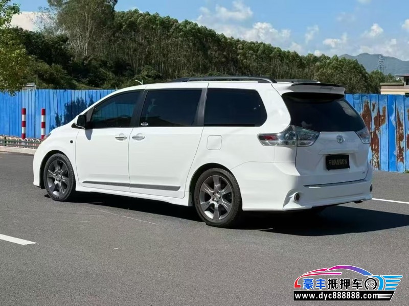 16年丰田塞纳轿车抵押车出售