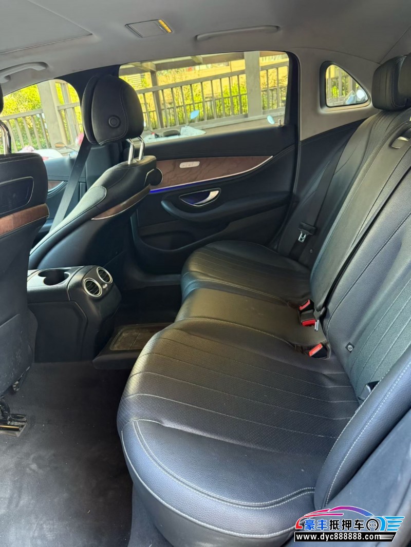 17年奔驰E轿车抵押车出售